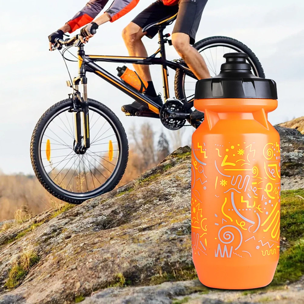 Новая спортивная бутылка для воды для горных велосипедов, Велосипедная пластиковая чашка для воды, сжимающаяся с защитой от боковой утечки, велосипедная бутылка для воды 550 мл