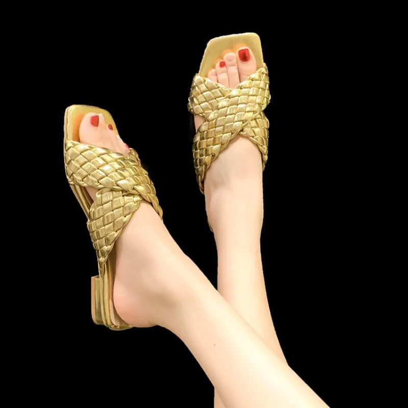 Плетеные сандалии, темпераментные женские шлепанцы на высоком каблуке, летняя верхняя одежда 2023, летние новые тапочки на среднем каблуке с открытым носком
