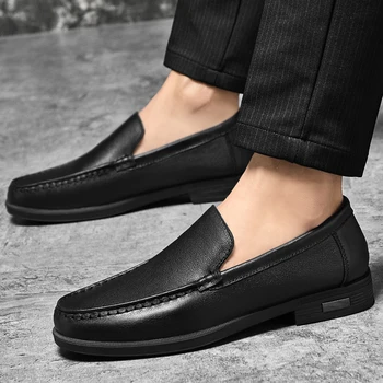2023 Новая мужская летняя повседневная обувь из кожи с мягкой подошвой, выдолбленная дышащая официальная обувь, удобная обувь из бобовых, обувь для вождения.  5